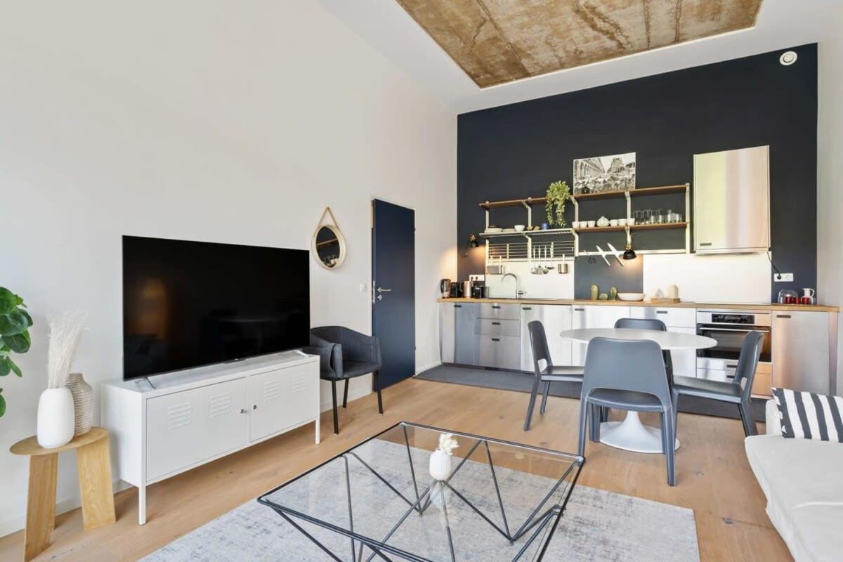 Elegant 1BR Apt, Balcony, Pool, Central Location - Housity