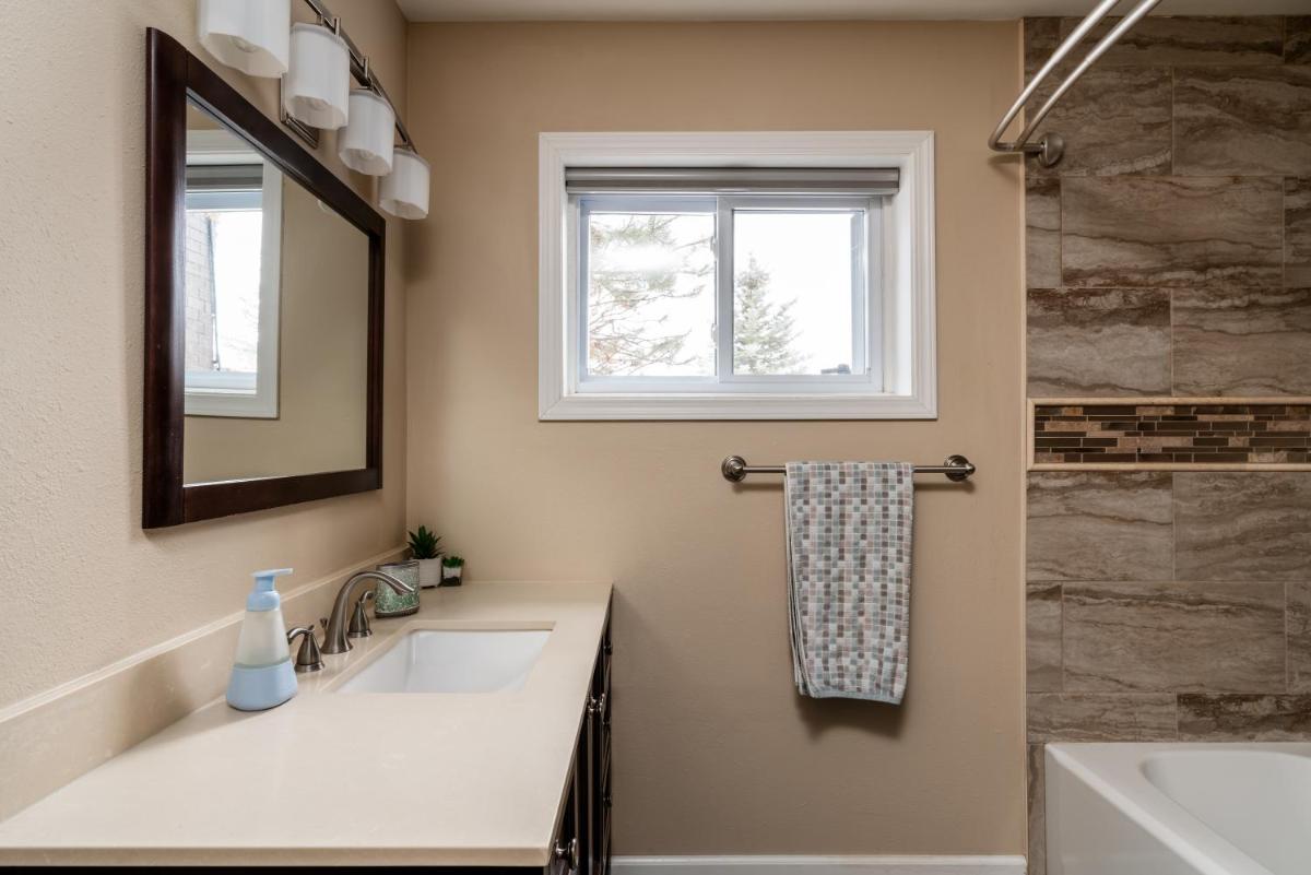 Gallatin Gateway Getaway - Housity