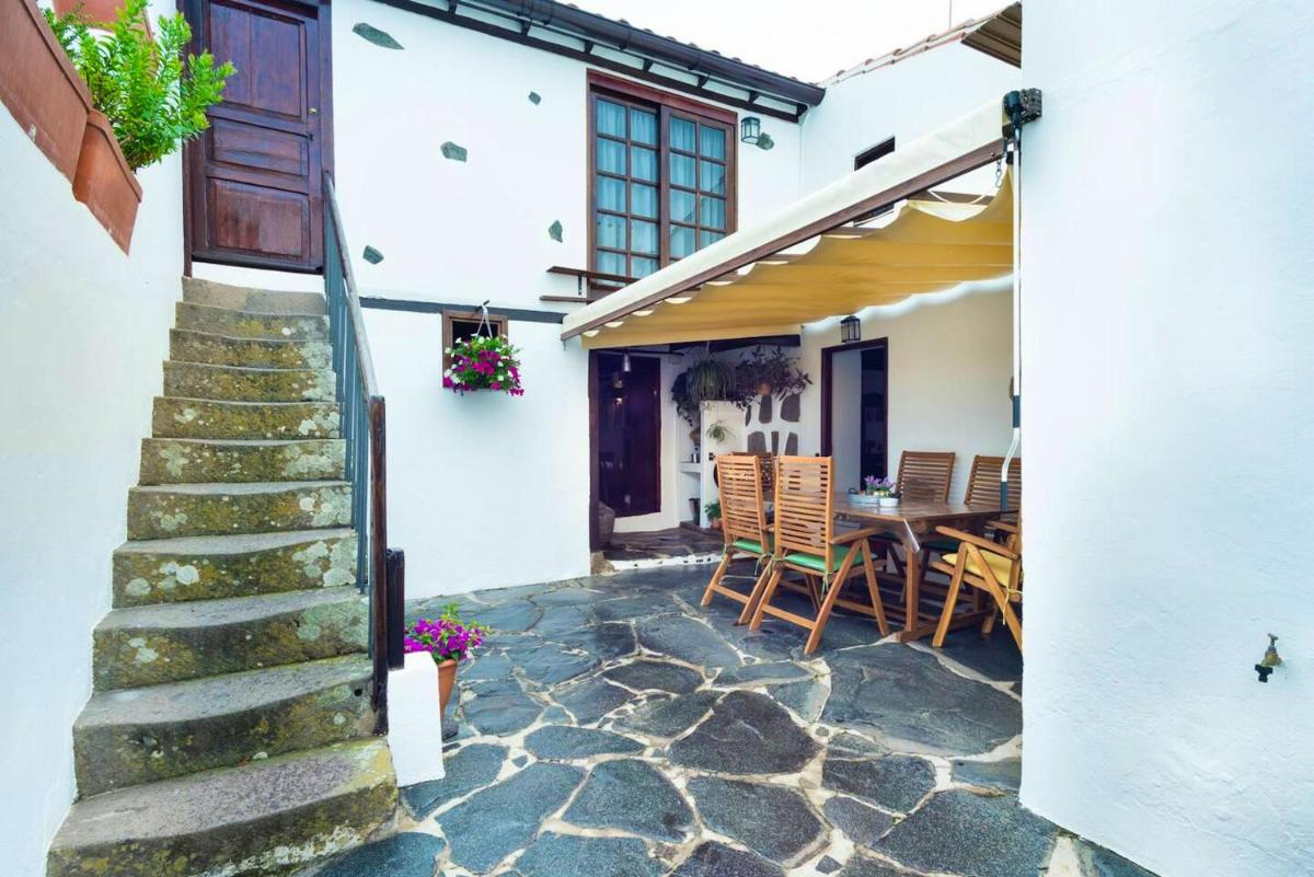 Charming Chalet in Firgas with BBQ and Internet Included - Housity