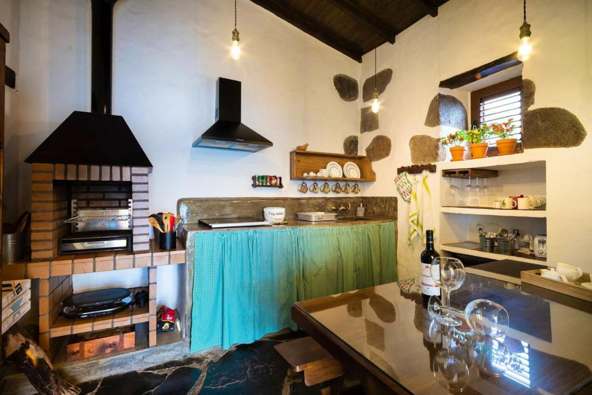 Charming Chalet in Firgas with BBQ and Internet Included - Housity