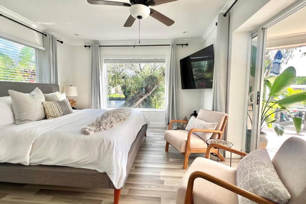 Waterfront Tropical Oasis, Htd Pool-HotTub-Kayaks - Housity