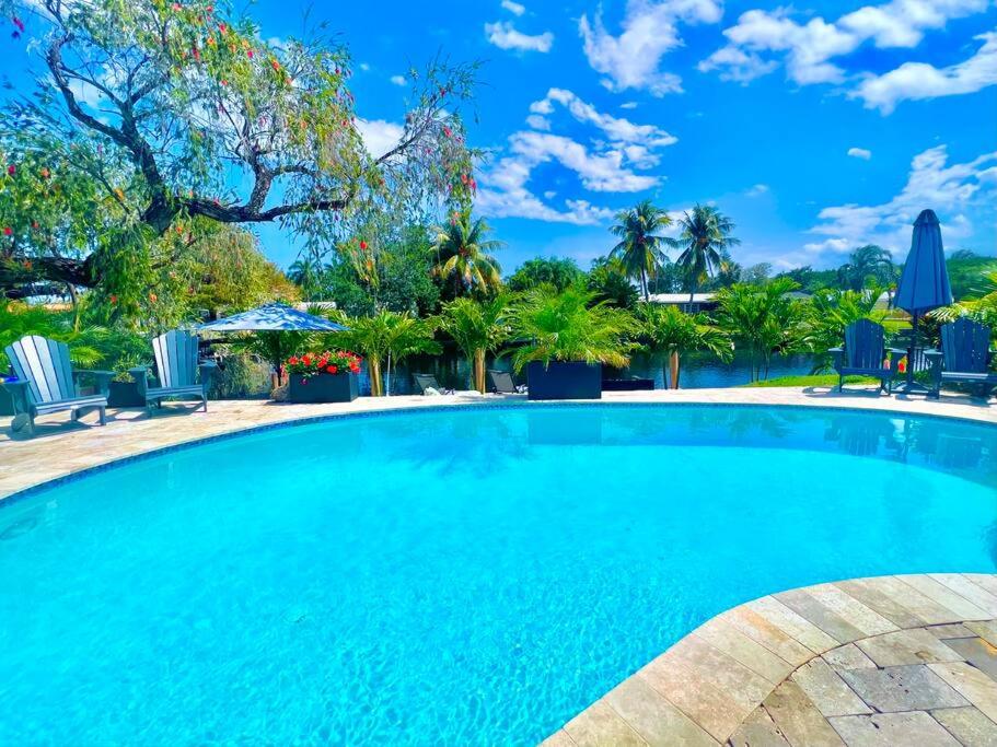 Waterfront Tropical Oasis, Htd Pool-HotTub-Kayaks - Housity