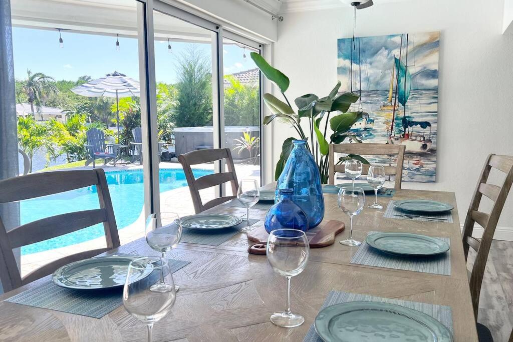 Waterfront Tropical Oasis, Htd Pool-HotTub-Kayaks - Housity