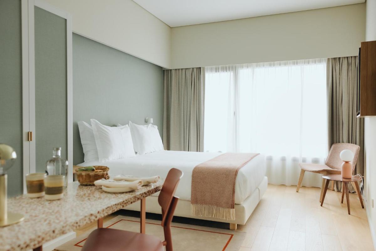 Uma cama ou camas num quarto em NINE DOTS Azorean Art Boutique Hotel