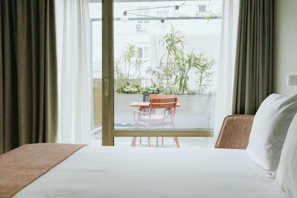 Uma cama ou camas num quarto em NINE DOTS Azorean Art Boutique Hotel