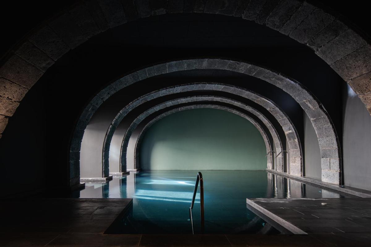 um túnel escuro com água no meio em NINE DOTS Azorean Art Boutique Hotel em Ponta Delgada
