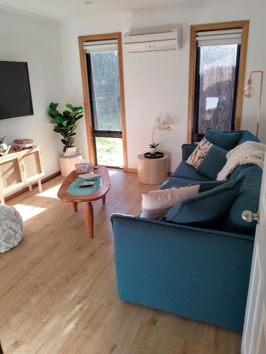 Peaceful Pet Friendly 1 bedroom cottage on 1 acre - Housity