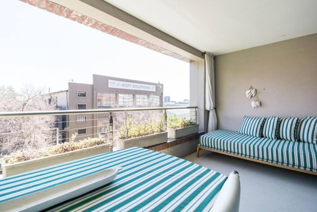 Stylish Apartment with Large, Covered Balcony in De Waterkant - Hizvo