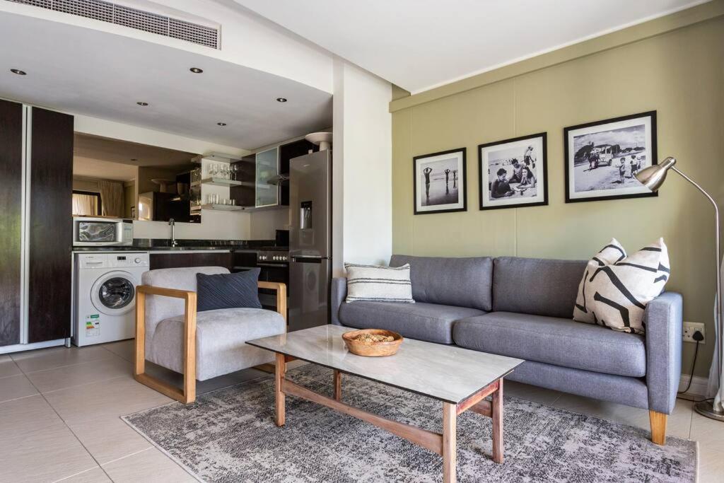 Stylish Apartment with Large, Covered Balcony in De Waterkant - Hizvo