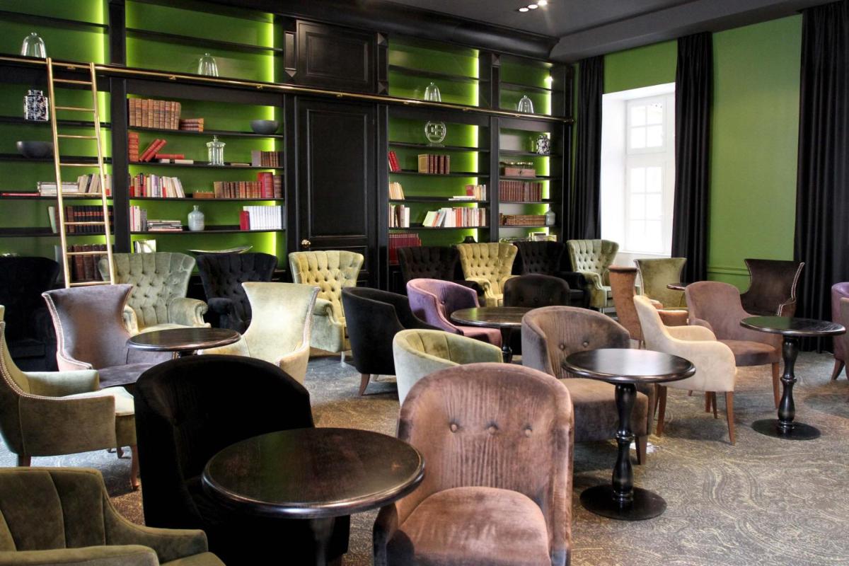 Coin salon dans l'établissement La Cour des Consuls Hotel & Spa Toulouse - MGallery Collection