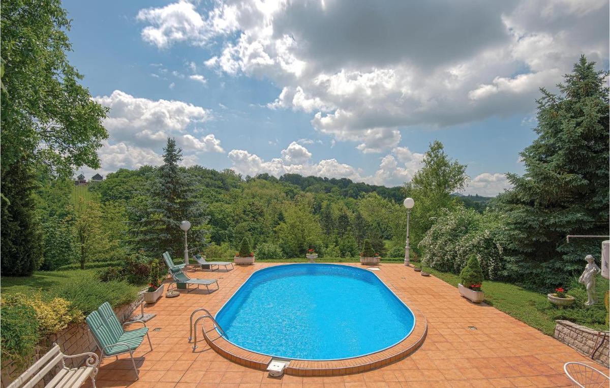Holiday Home With Pool Near Varaå¾Din - Housity