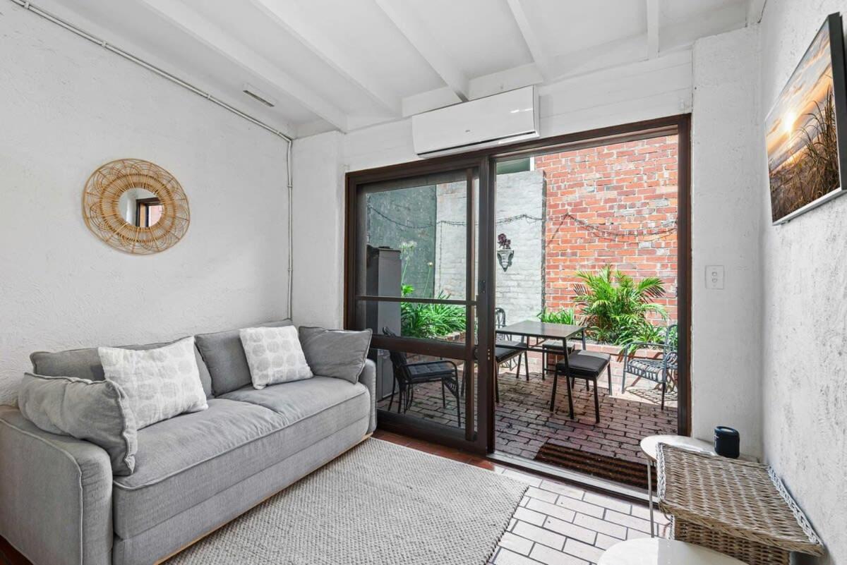 Charming 2-Bed Town House Near Market - Housity
