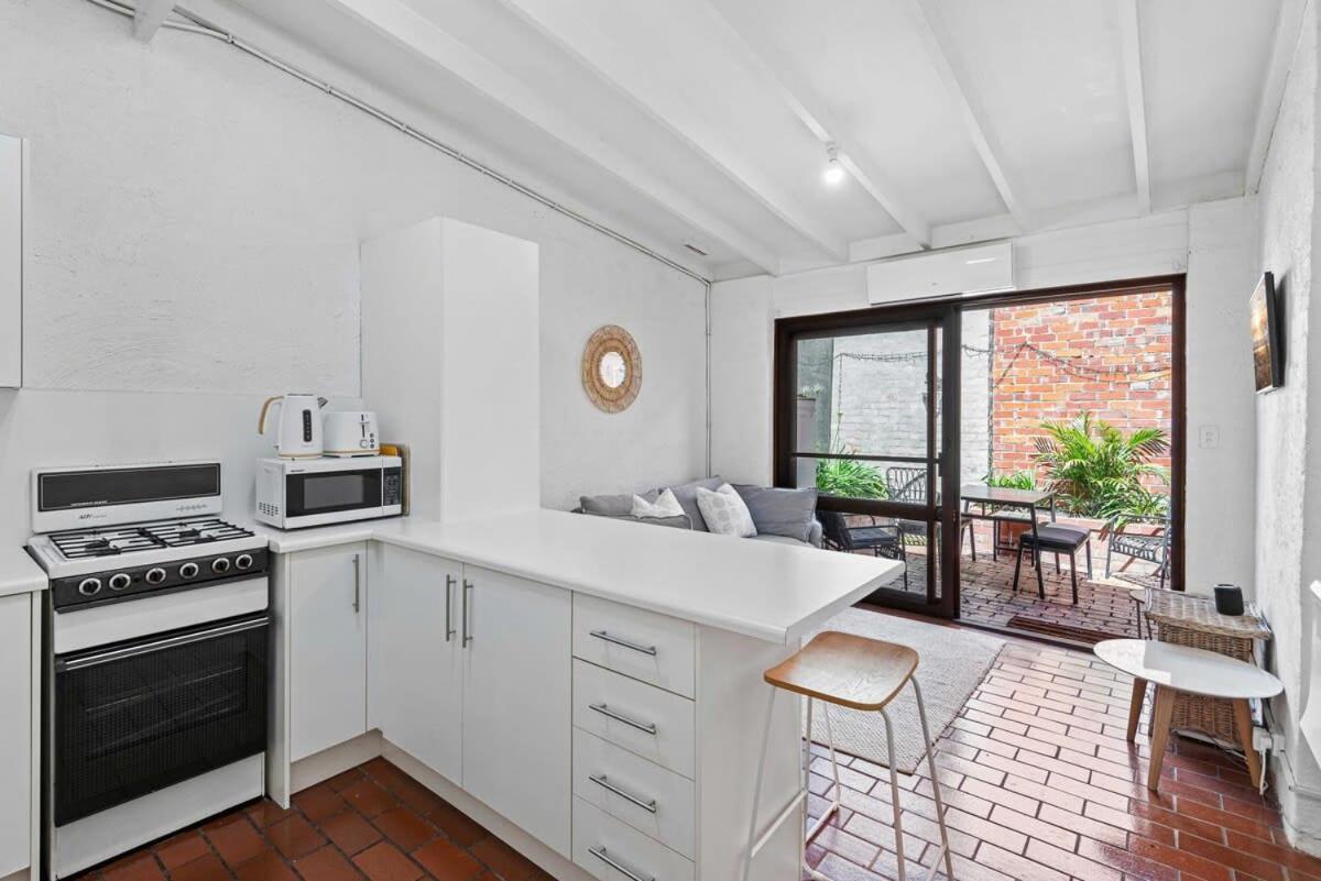 Charming 2-Bed Town House Near Market - Housity