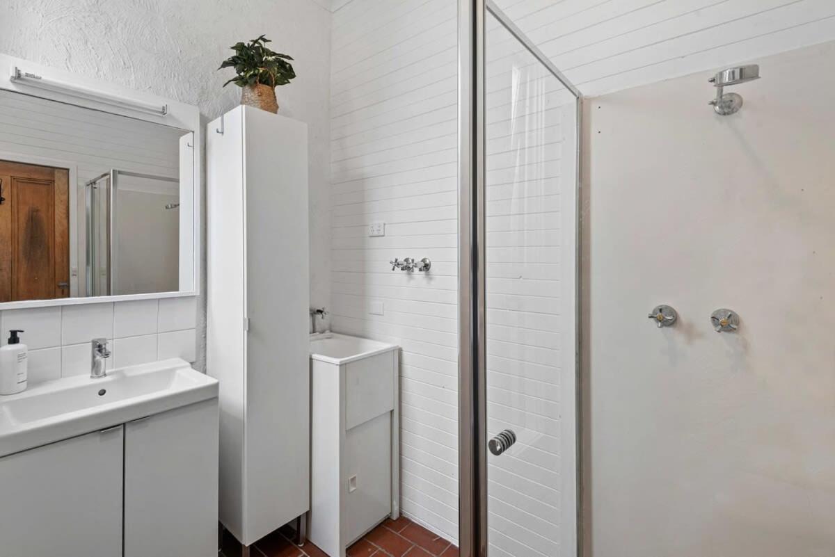 Charming 2-Bed Town House Near Market - Housity