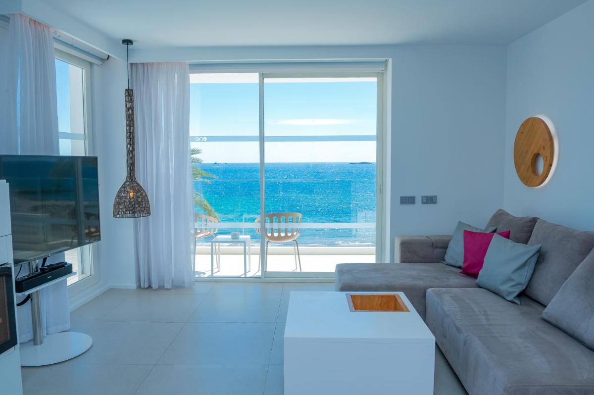 Una televisión o centro de entretenimiento en One Ibiza Suites