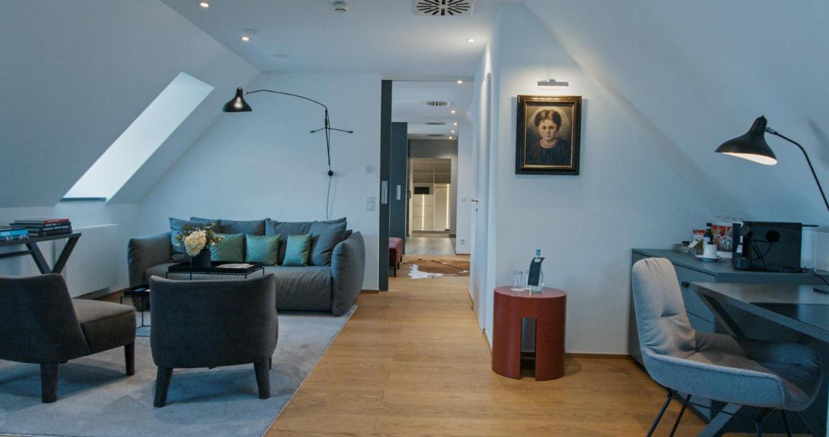 Ein Sitzbereich in der Unterkunft Hotel Maximilian’s