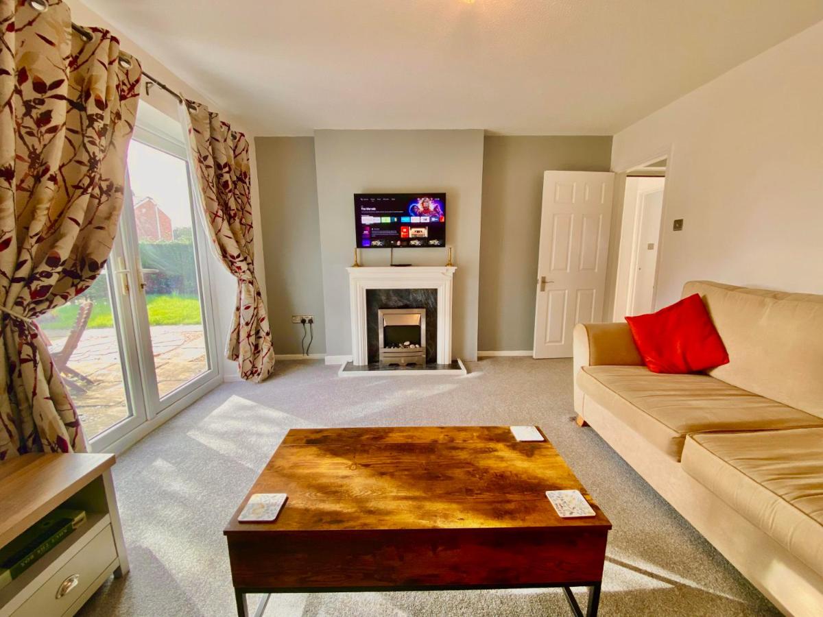Cosy Family Getaway, 3 Beds, Private Parking & Garden - Housity