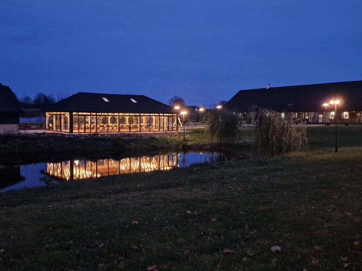 Dworek Hołny - Housity