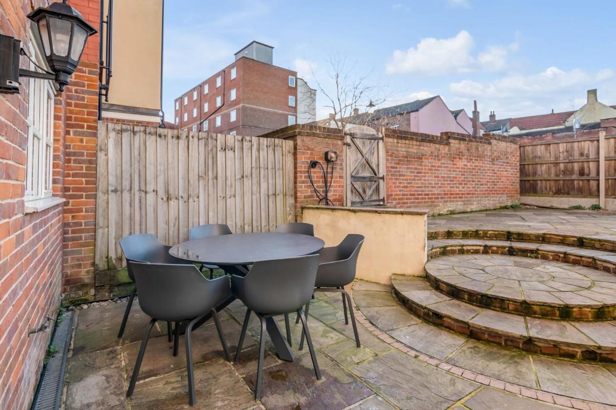 Seven Space Central Town House with Parking - Housity