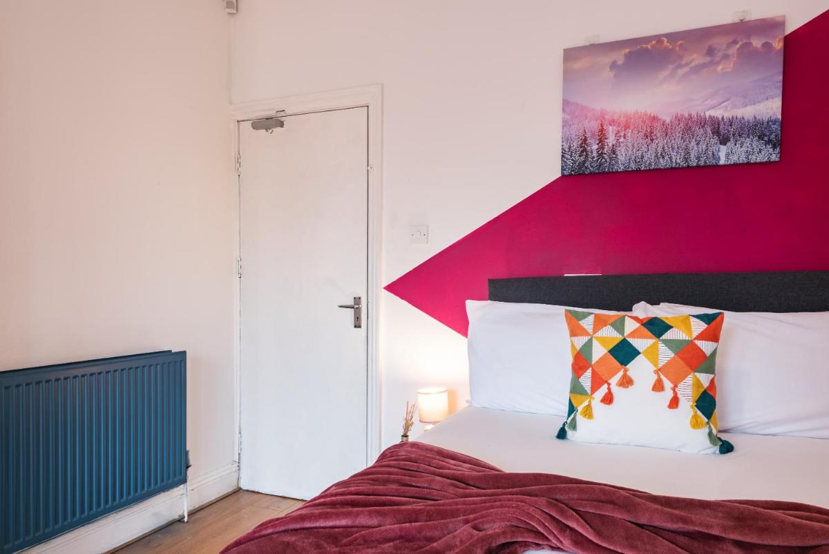 6 Roomy Bedrooms Favour Spacious Inn - Sleeps 13 Hull Central Location - Housity
