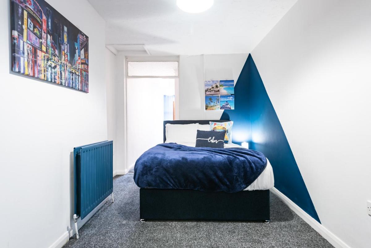 6 Roomy Bedrooms Favour Spacious Inn - Sleeps 13 Hull Central Location - Housity