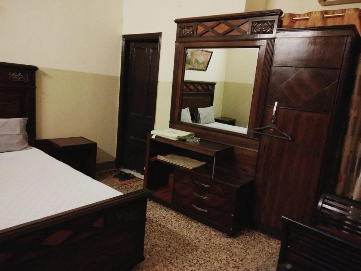 Four Season 1 Airport Guest House - Housity
