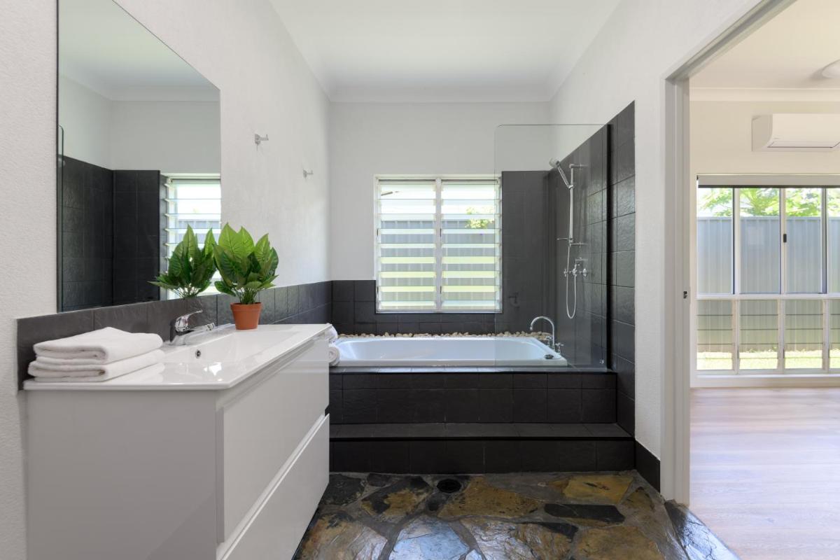 Absolute Beachfront Family home - Cooya - Housity