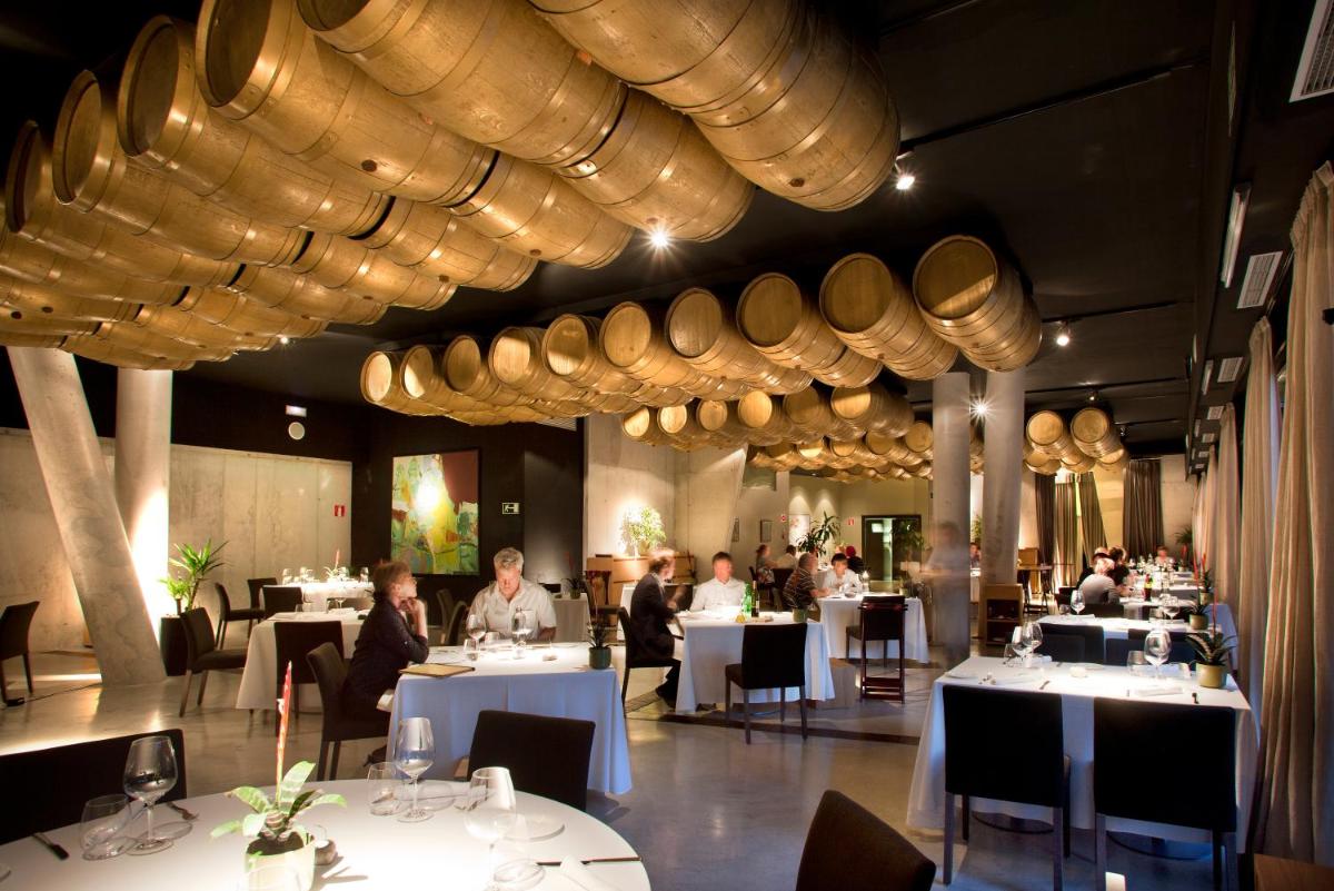 Un restaurante o sitio para comer en Hotel Viura