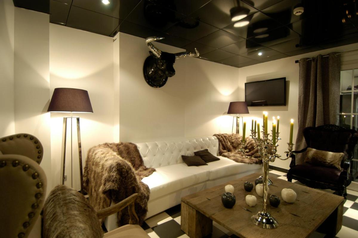 Coin salon dans l'établissement Auberge De Maison Rouge
