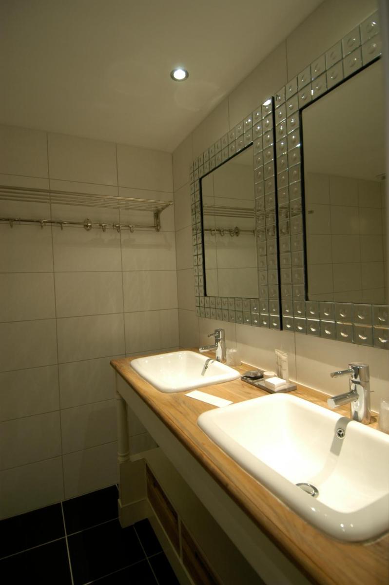 Salle de bains dans l'établissement Auberge De Maison Rouge