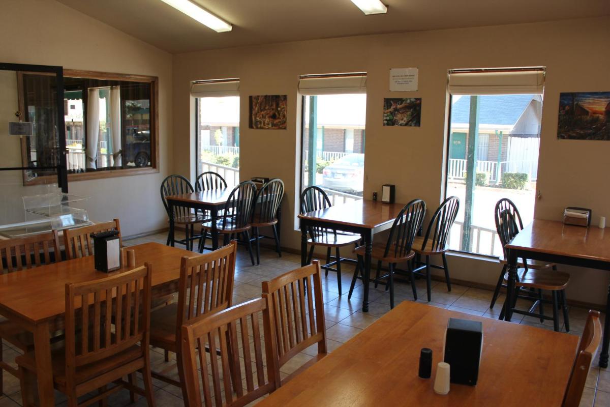 Oak Hill Inn and Suites - Housity