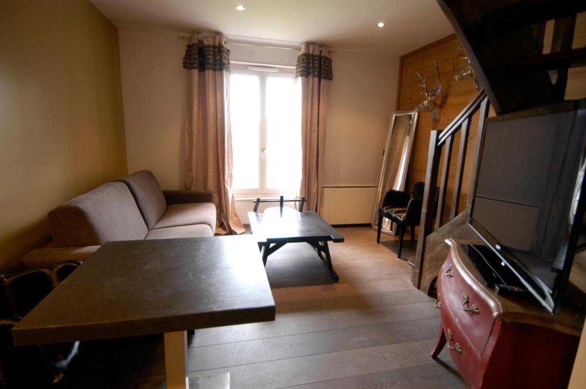 Télévision ou salle de divertissement dans l'établissement Auberge De Maison Rouge