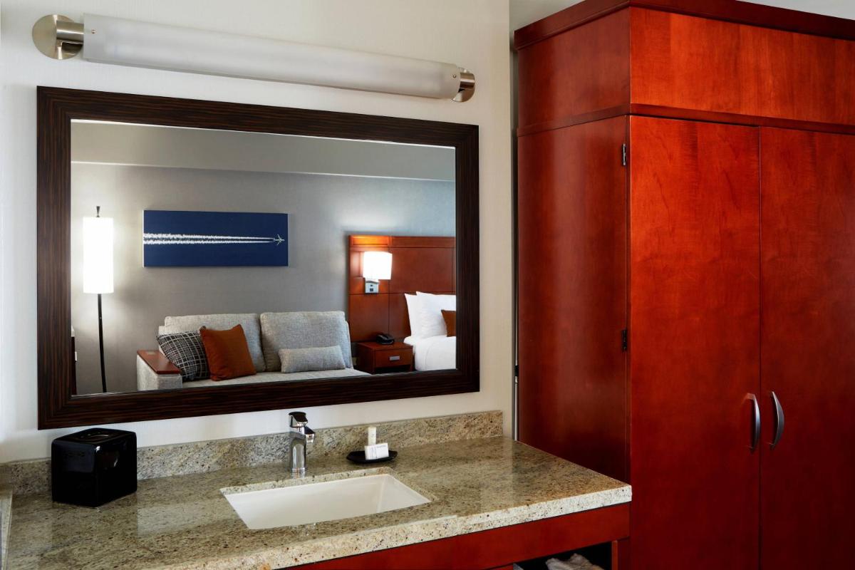 Courtyard by Marriott Los Angeles LAX / Century Boulevard - Housity