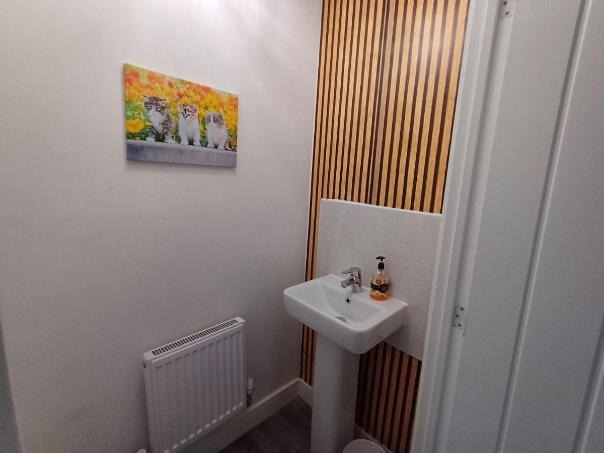 4-Bed Detached House in Newport with a huge Garden - Housity