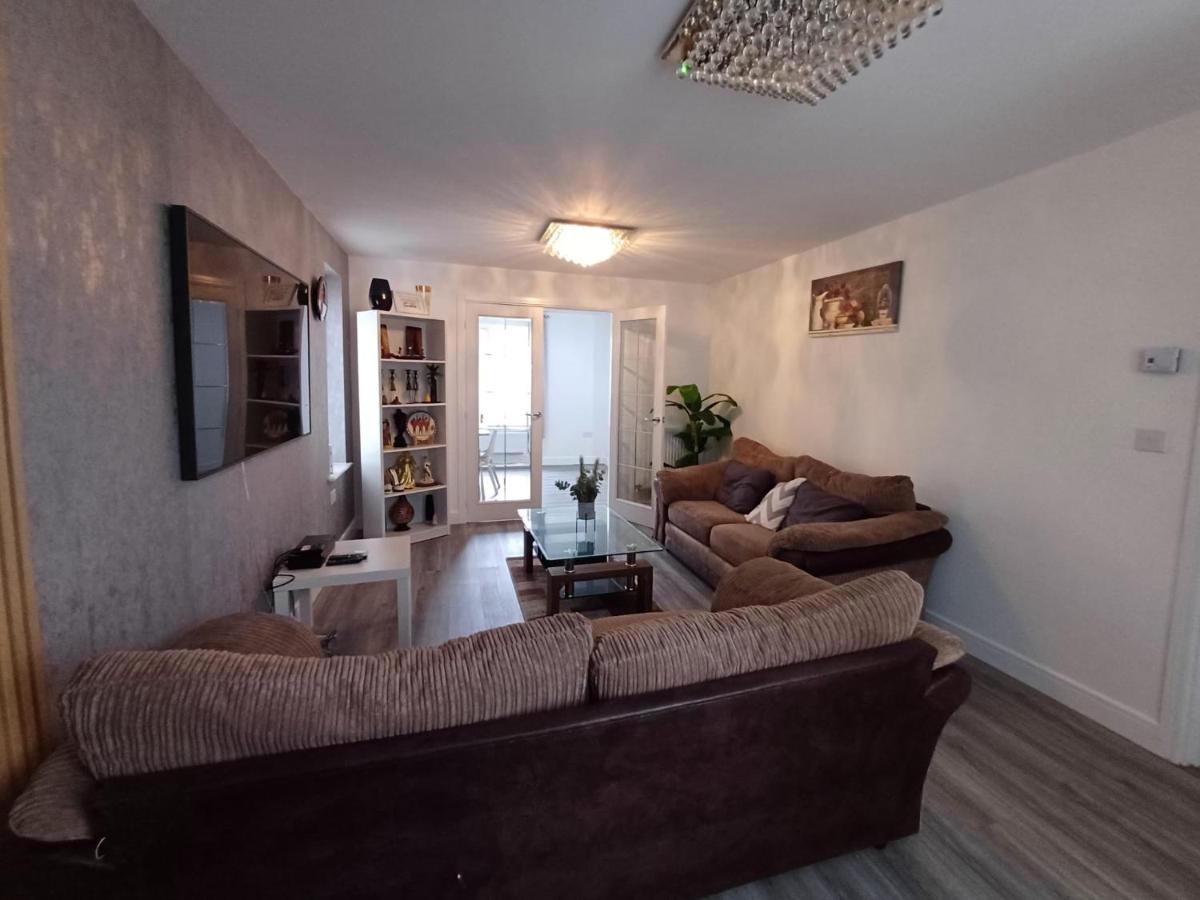 4-Bed Detached House in Newport with a huge Garden - Housity