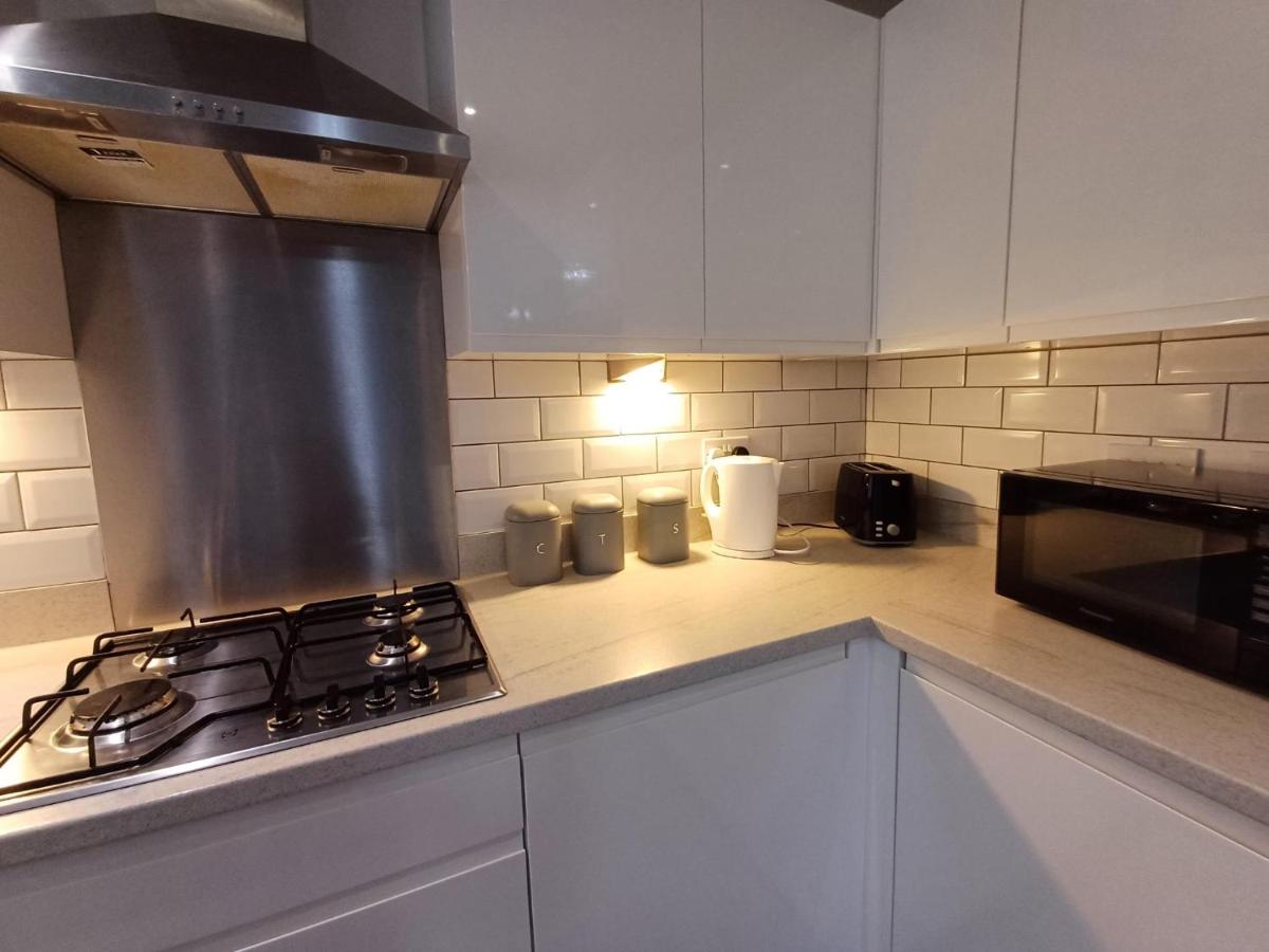 4-Bed Detached House in Newport with a huge Garden - Housity