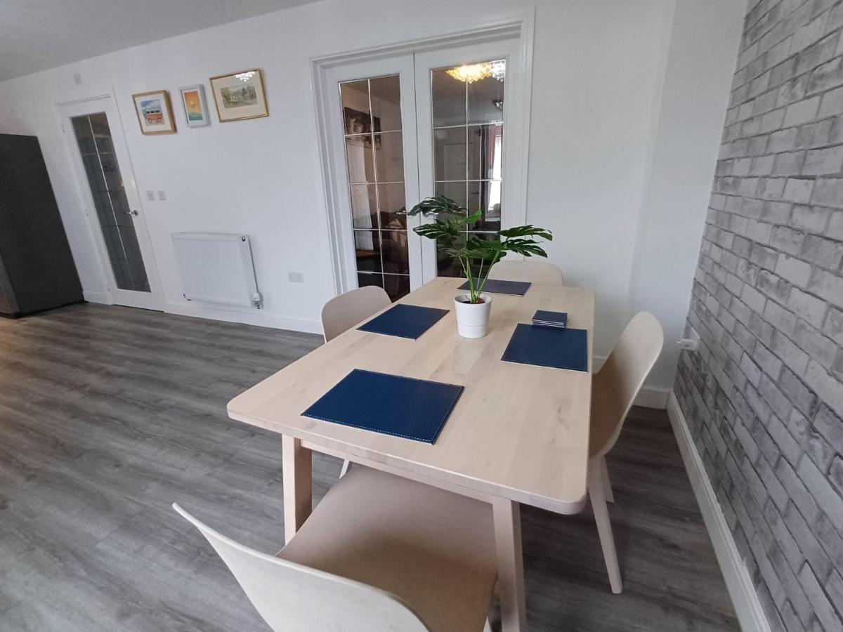 4-Bed Detached House in Newport with a huge Garden - Housity