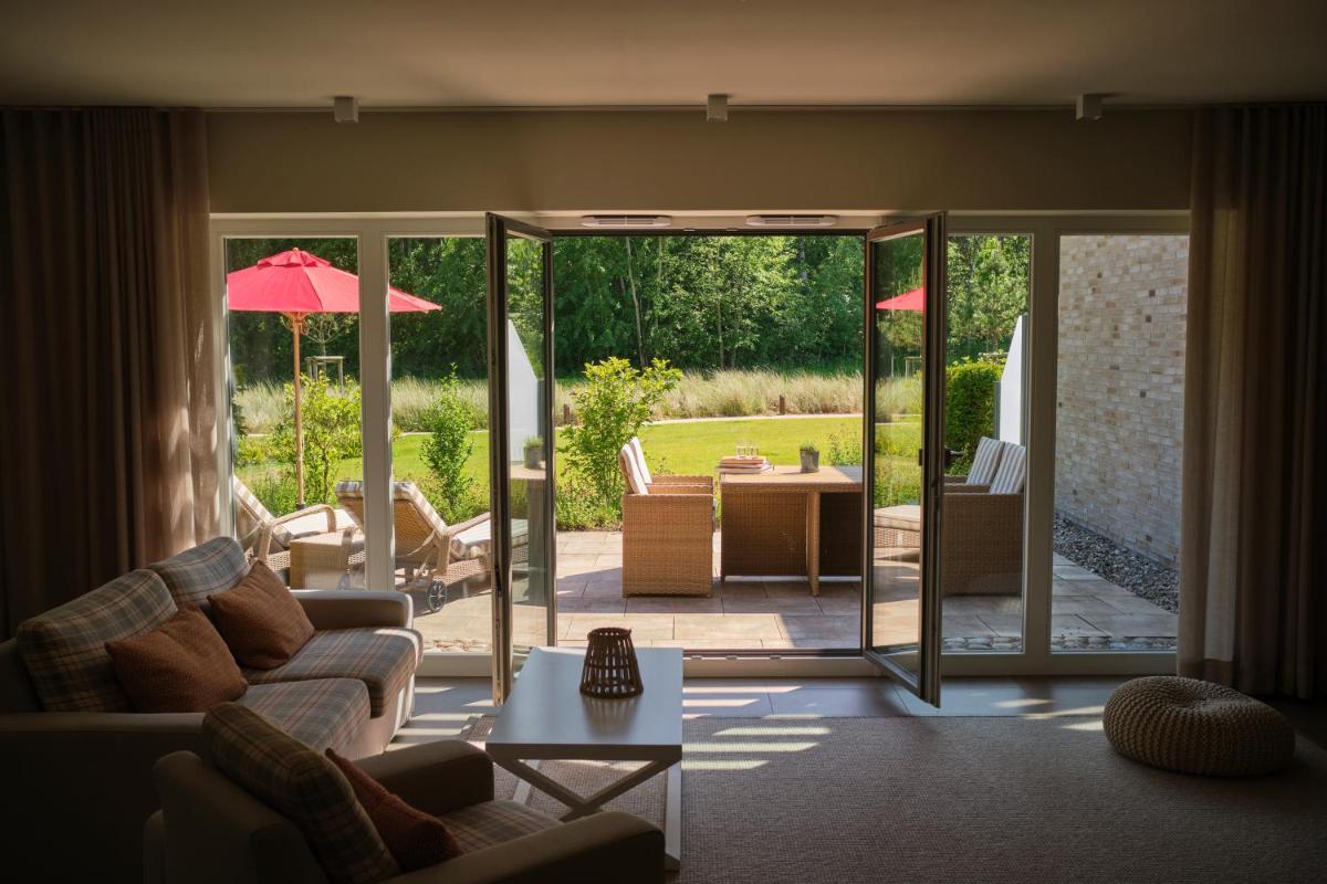 Ein Sitzbereich in der Unterkunft Aalernhüs hotel & spa