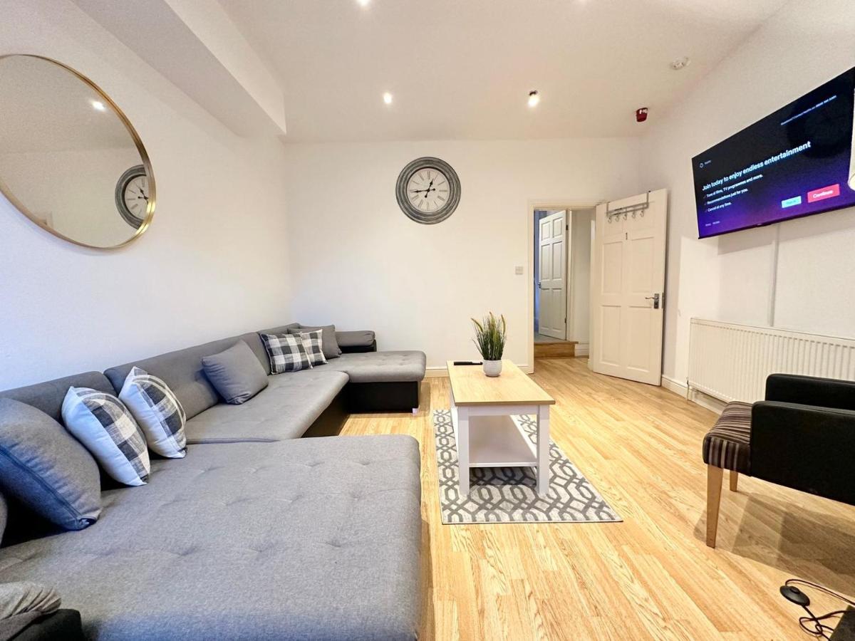 Large 4 Bedroom Home, Close To Leeds City Centre - Housity