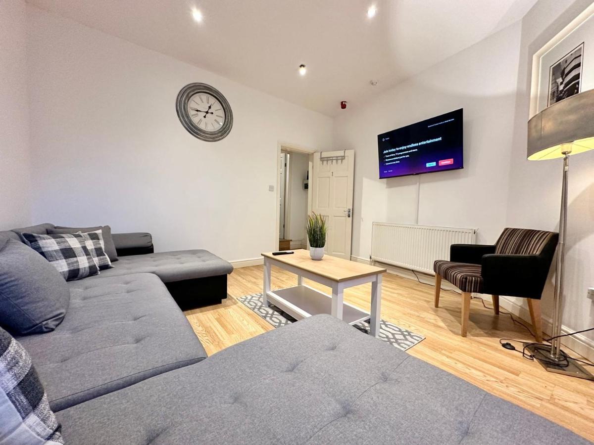 Large 4 Bedroom Home, Close To Leeds City Centre - Housity