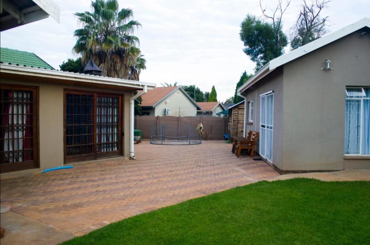 Lovely 1-bedroom Garden Cottage - Housity