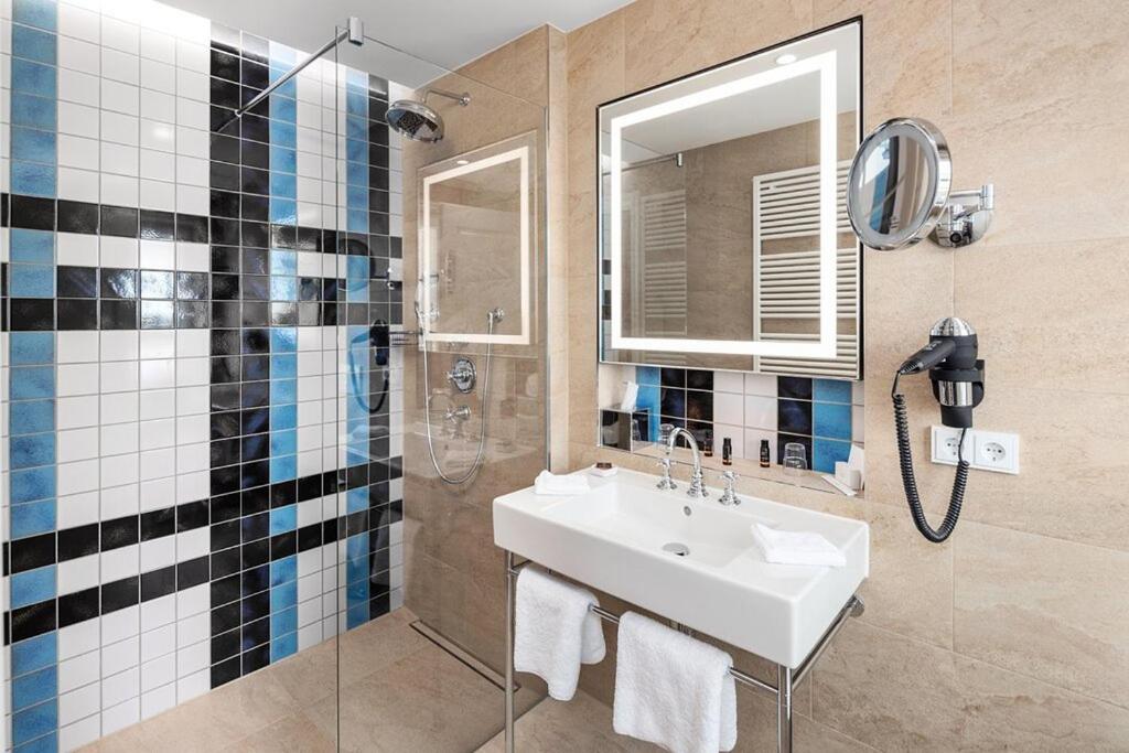 Ein Badezimmer in der Unterkunft Aalernhüs hotel & spa