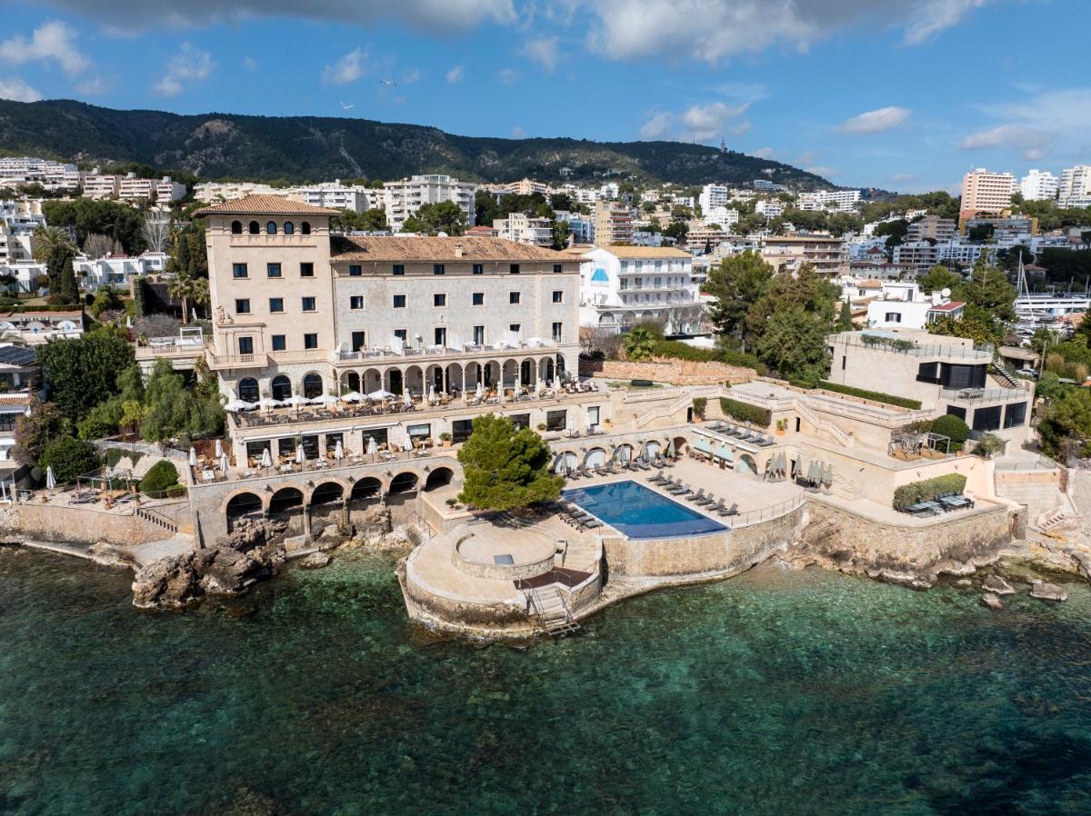 Una vista aérea de un edificio con una piscina en el agua. en Hospes Maricel y Spa, Palma de Mallorca, a Member of Design Hotels, en Cas Català