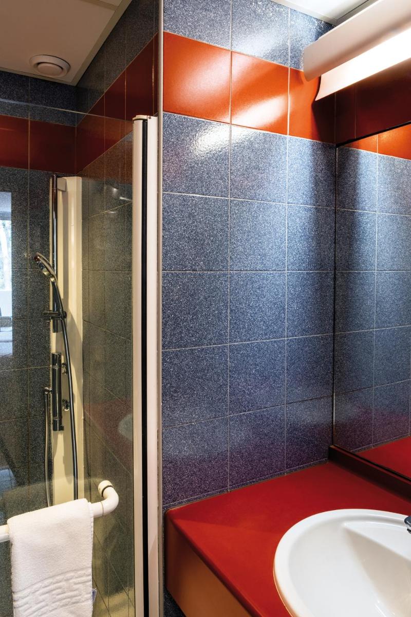 une salle de bain avec un lavabo et une douche dans l'établissement Club Vacances Bleues Les Jardins De l'Atlantique, à Talmont-Saint-Hilaire
