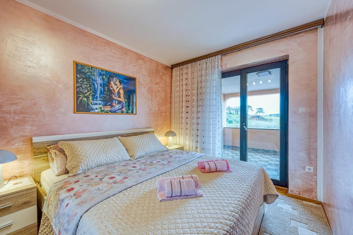 Apartment Cerin with Balcony - Housity