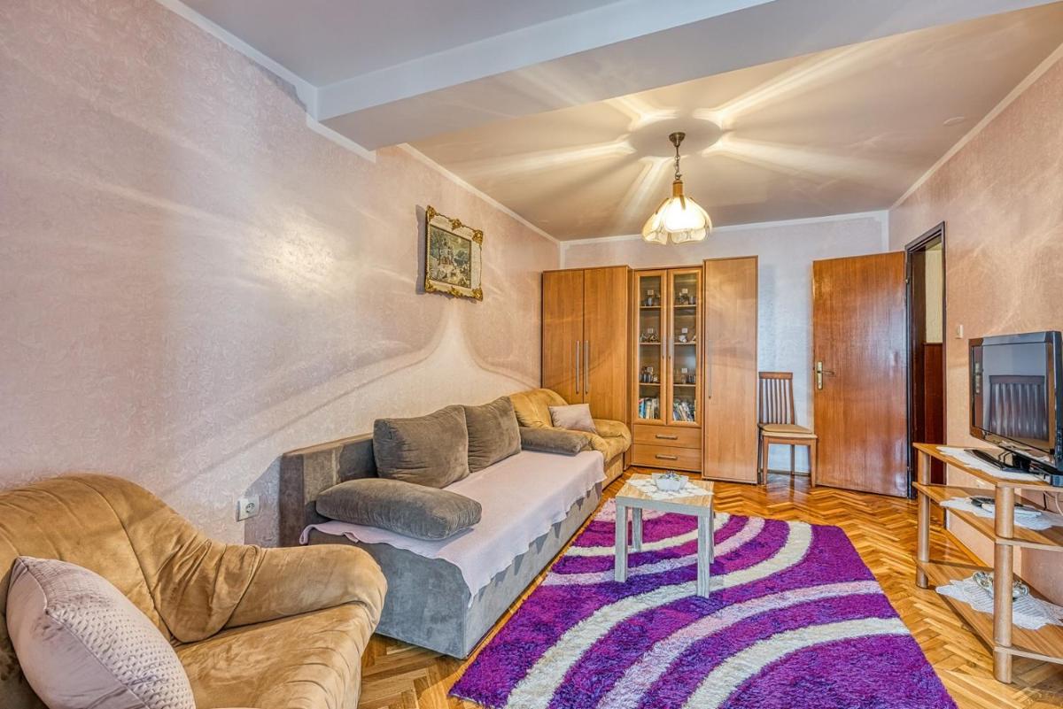 Apartment Cerin with Balcony - Housity