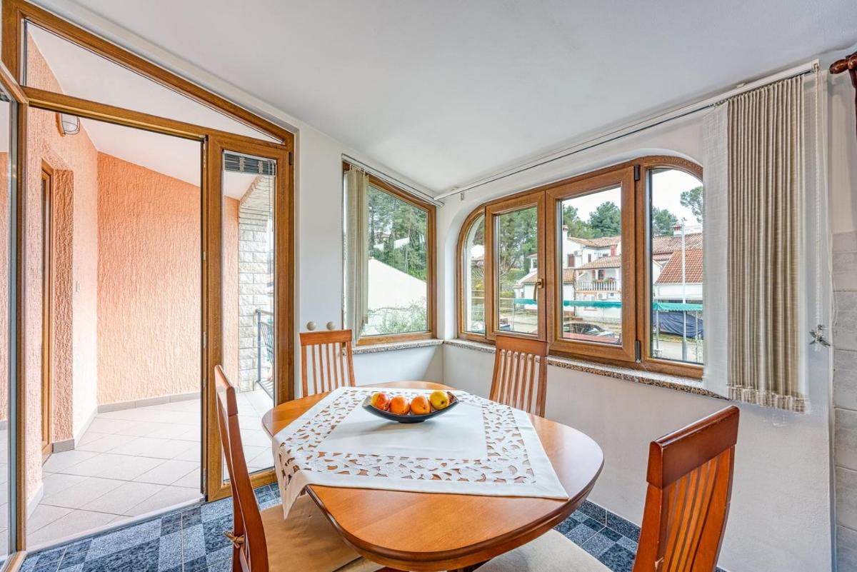 Apartment Cerin with Balcony - Housity