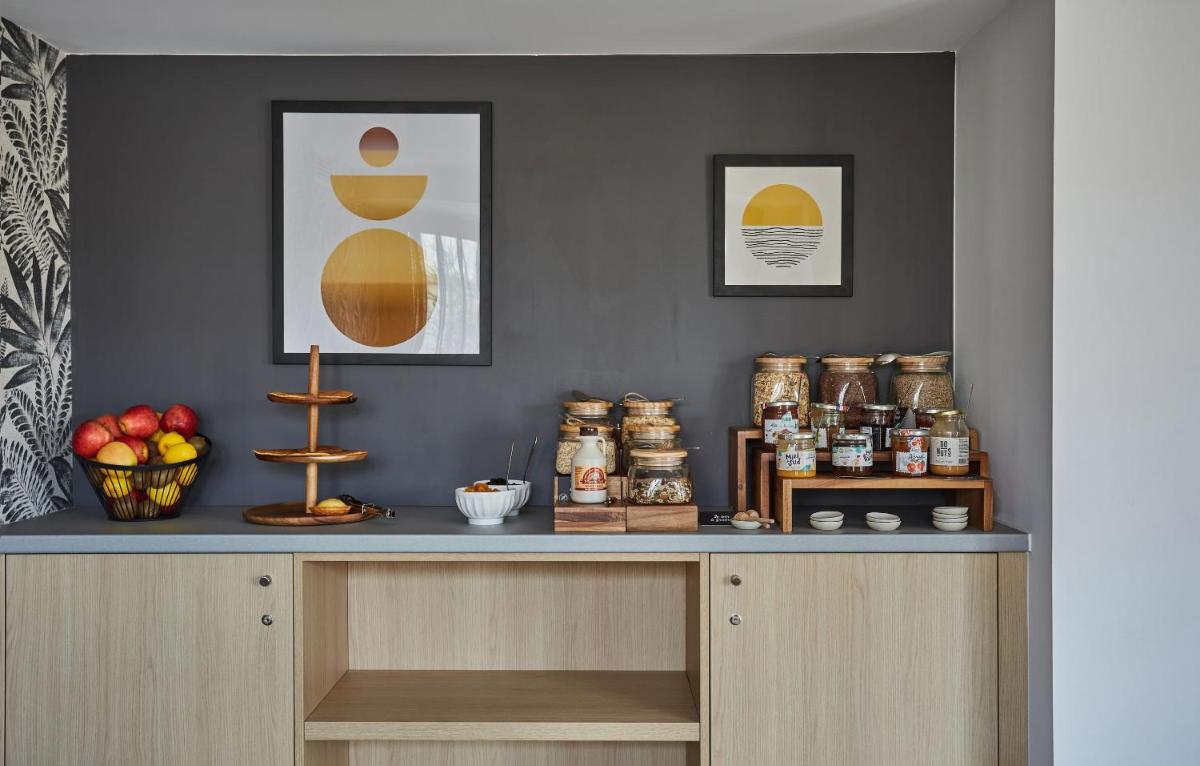 un comptoir avec de la nourriture dessus dans l'établissement Appart'hôtel Odalys City - Nîmes Arènes - Palais des Congrès, à Nîmes