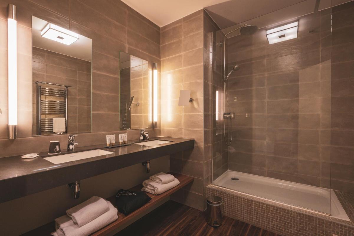 une salle de bain avec un lavabo, une douche et une baignoire dans l'établissement Le Forges Hotel, à Forges-les-Eaux
