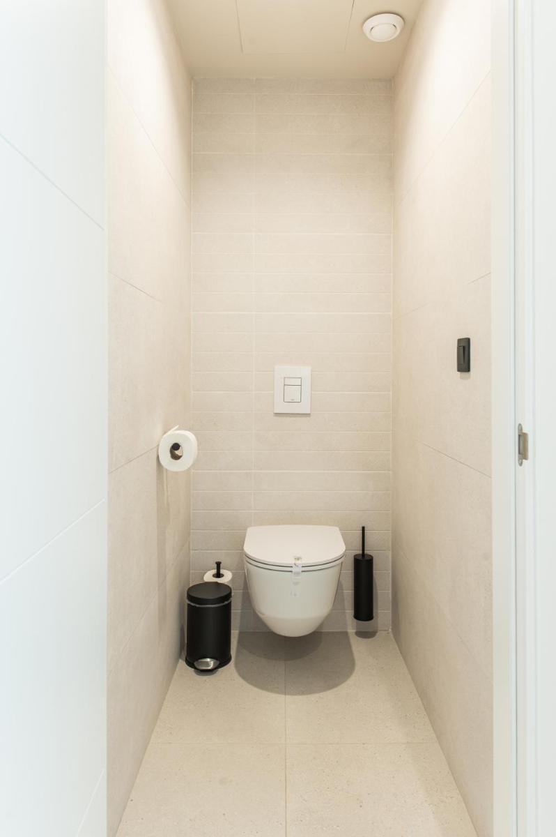 Un baño con un inodoro blanco en una habitación. en Amarilla Golf Residences, en San Miguel de Abona